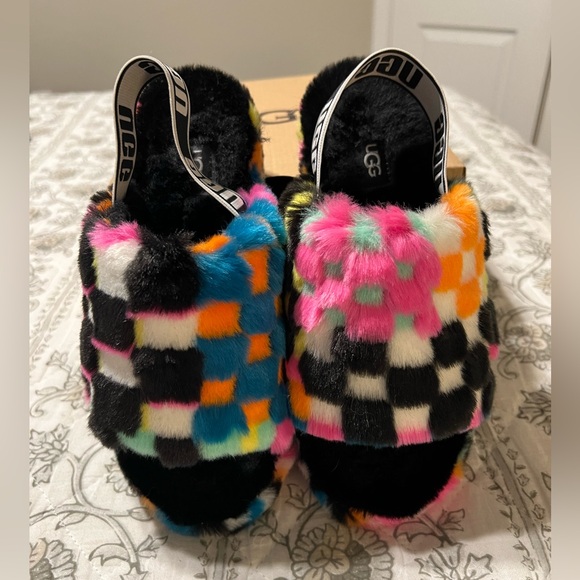 UGG WOMEN’S FLUFF YEAH BLACK/MULTI COLOR SLIPPER/SANDAL SIZE 6 - Picture 3 of 12